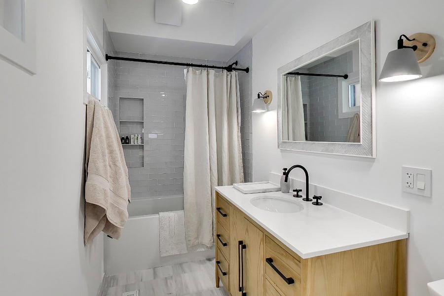 West side queen ensuite bathroom