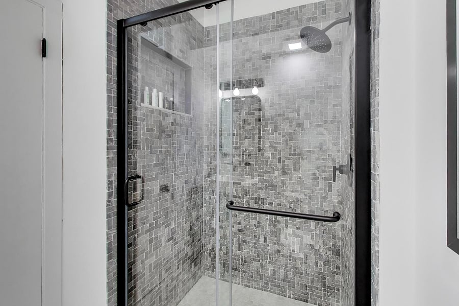 West side shared bath: queen bedrooms 1 and 2