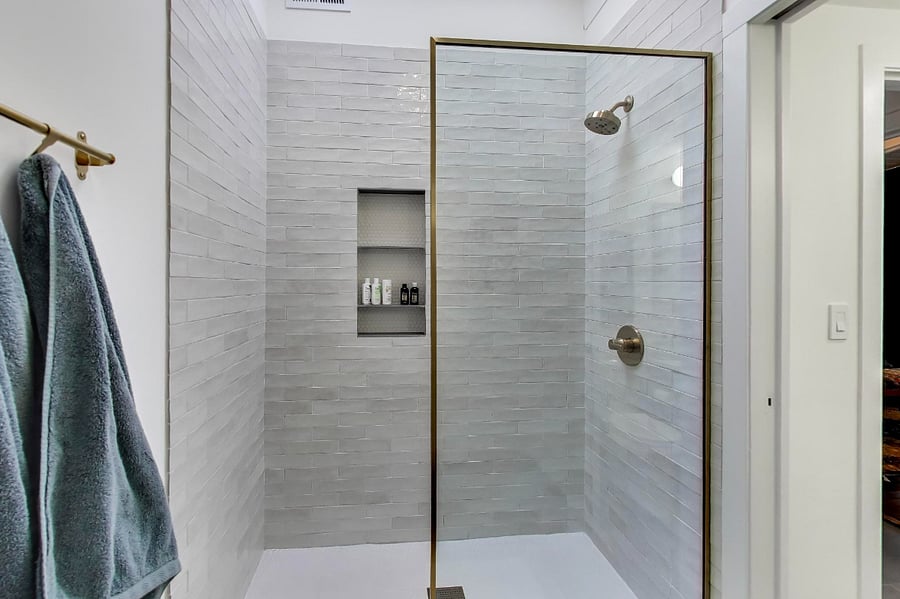 East side king suite bath