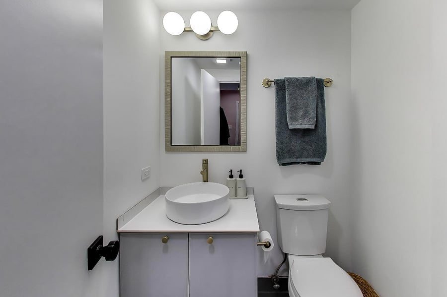 Guest bath/east side king suite bath
