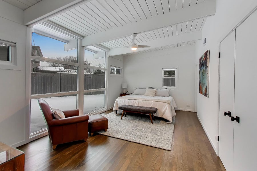 East side king suite