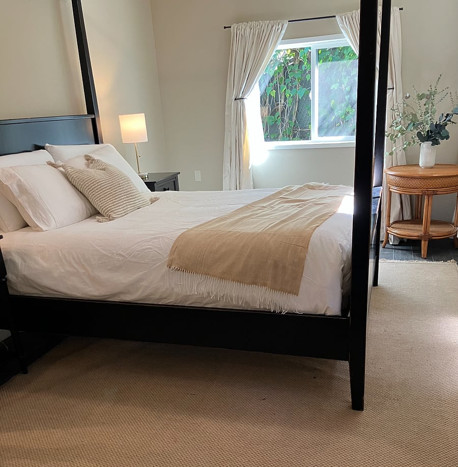 Bedroom (queen bed)