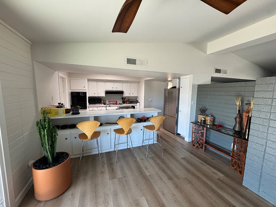 Eat-in Kitchen bar top.