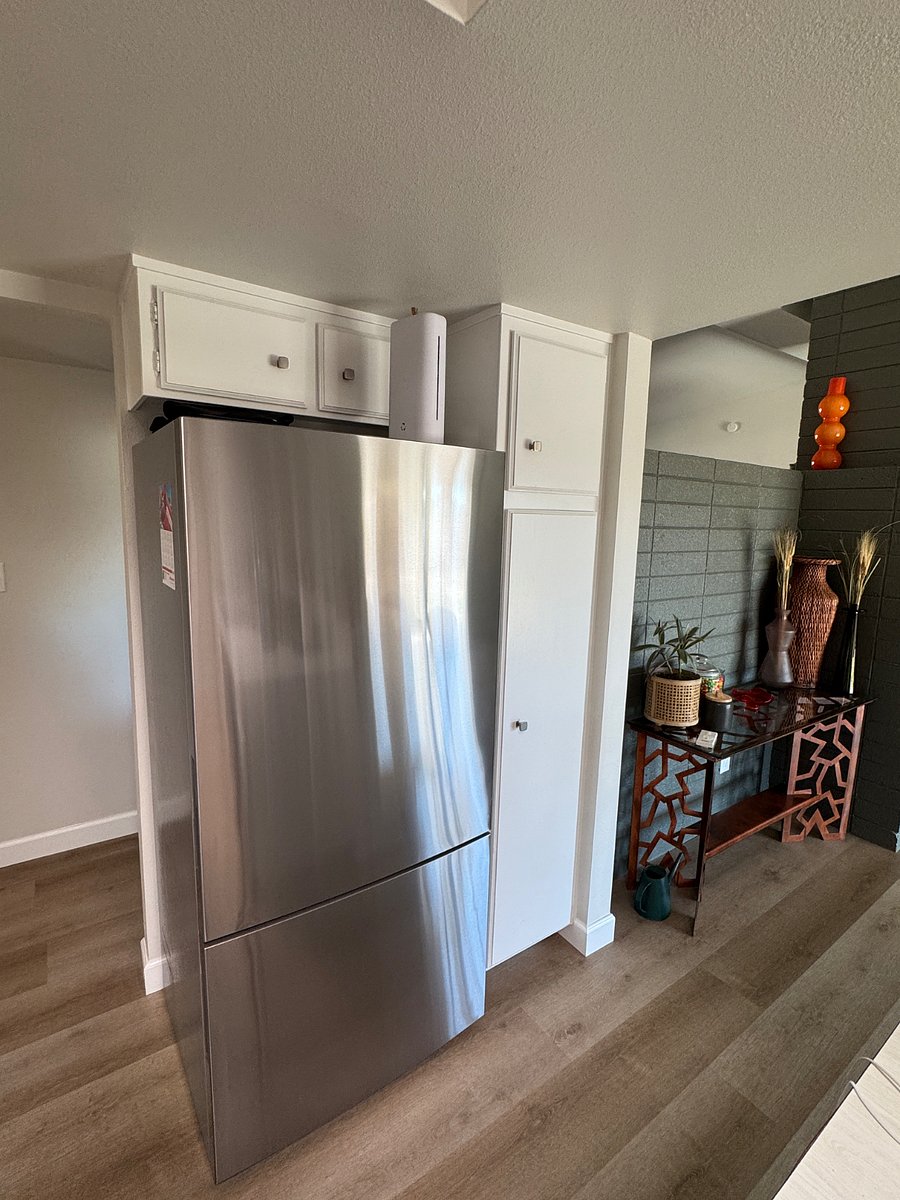 Fridge & pantry.