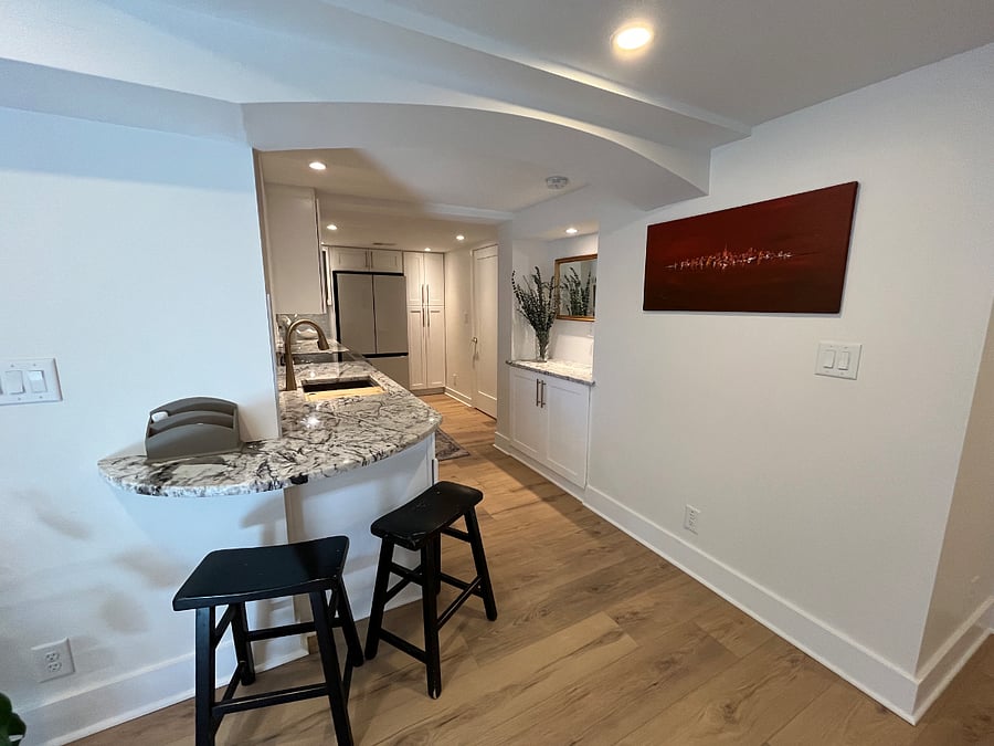 Kitchen with breakfast bar
