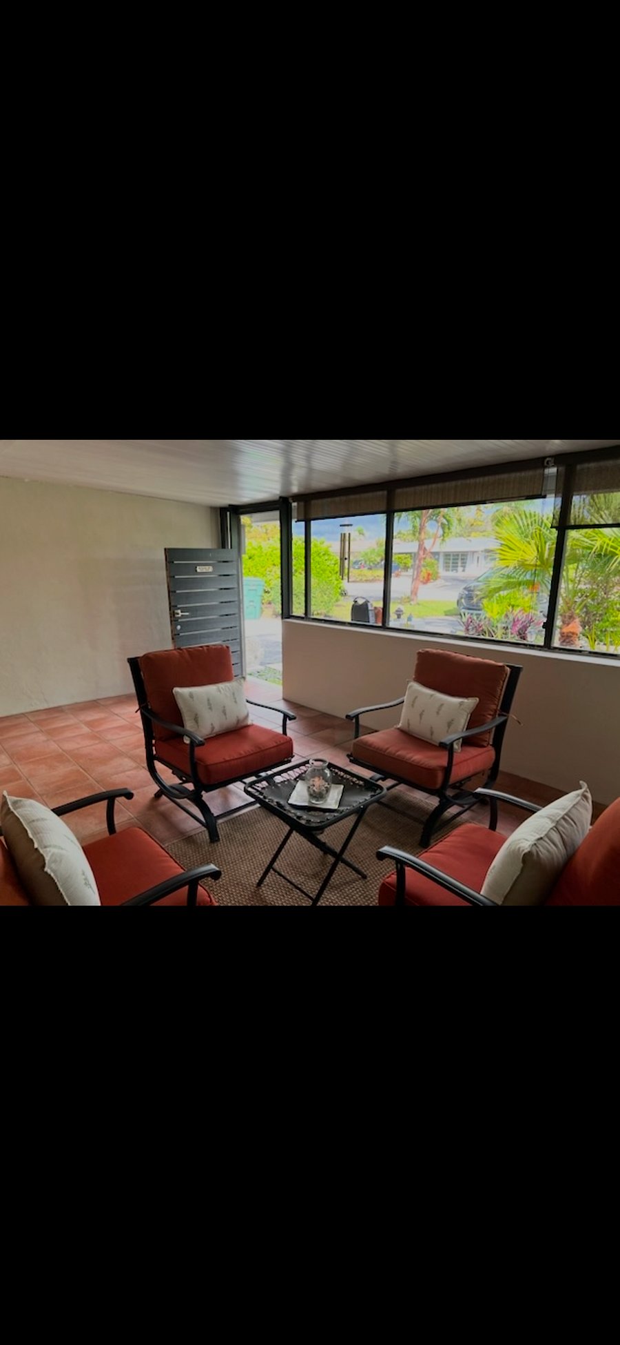 Front entrance with a coveted sitting area