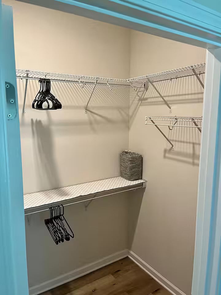 MASTER WALK-IN CLOSET