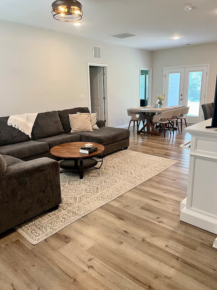 LIVING ROOM/DINING ROOM