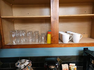 Drinking glasses & coffee/tea mugs