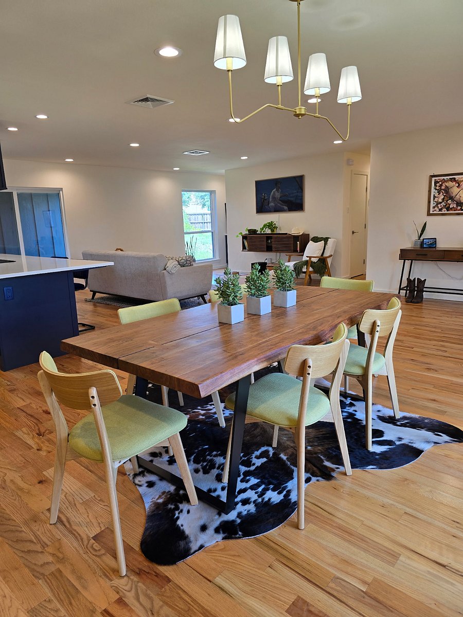 Formal dinning room table