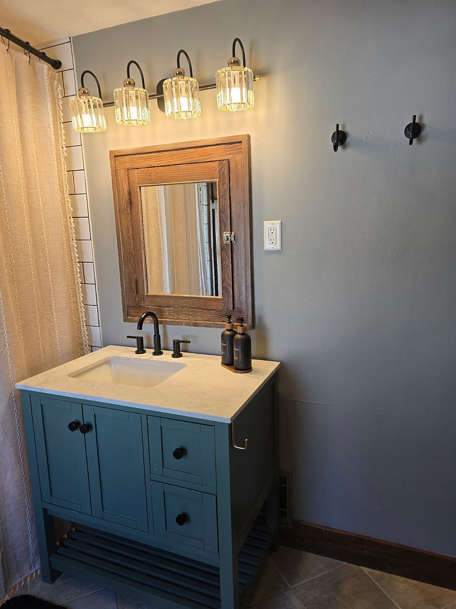 Upstairs full bathroom.