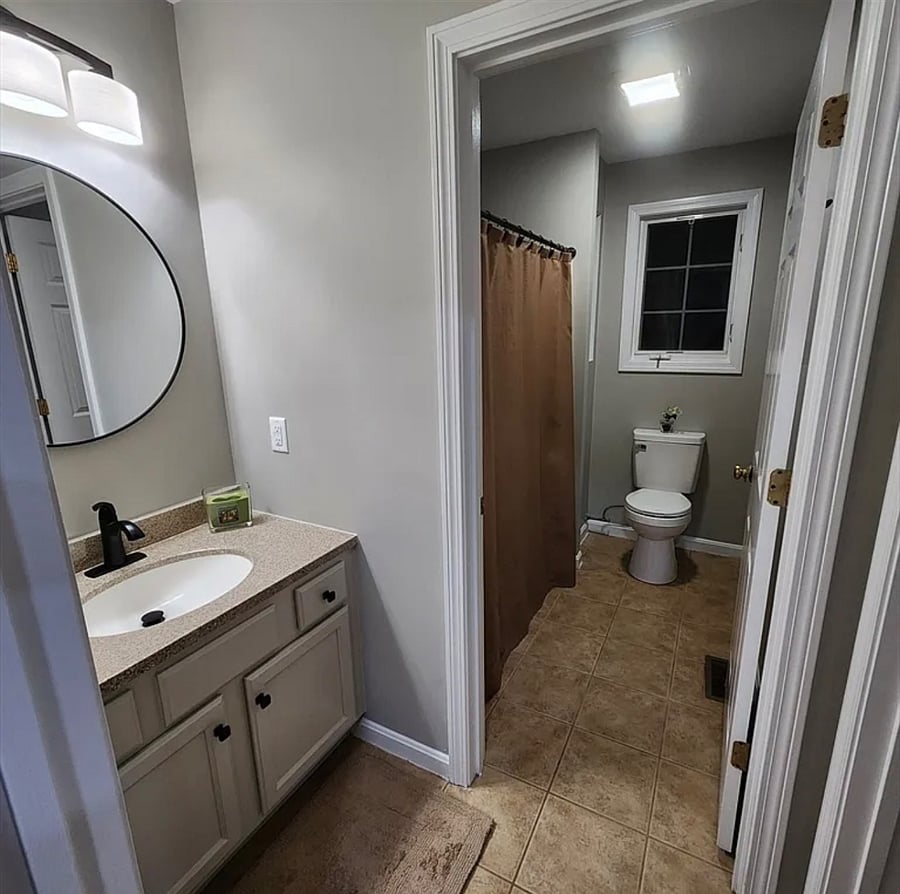 Main bathroom view 2