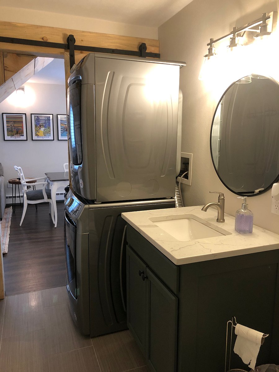 Main bathroom with tub.