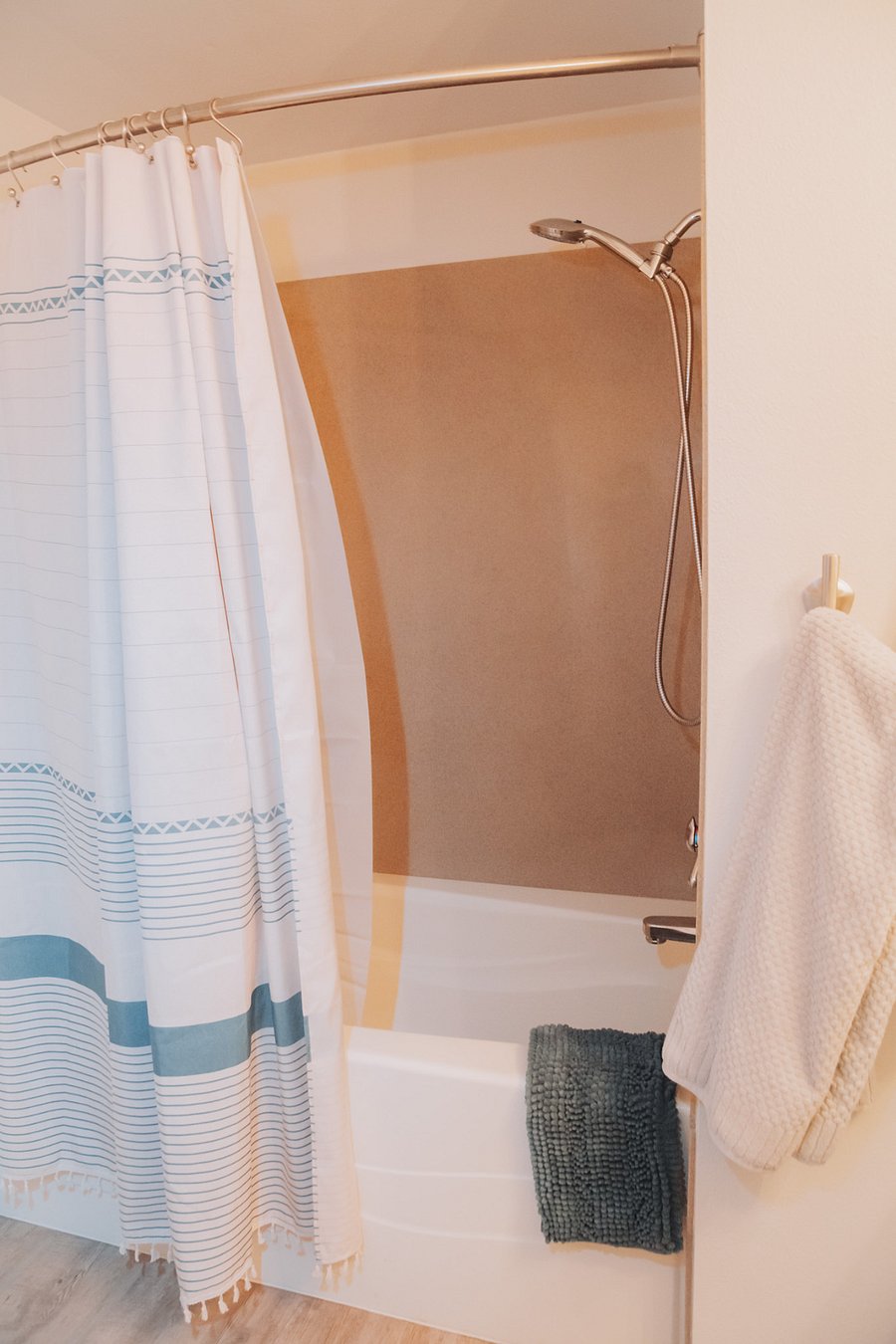 The hallway bathroom's large tub/shower combo has shampoo, conditioner and body wash for your convenience.
