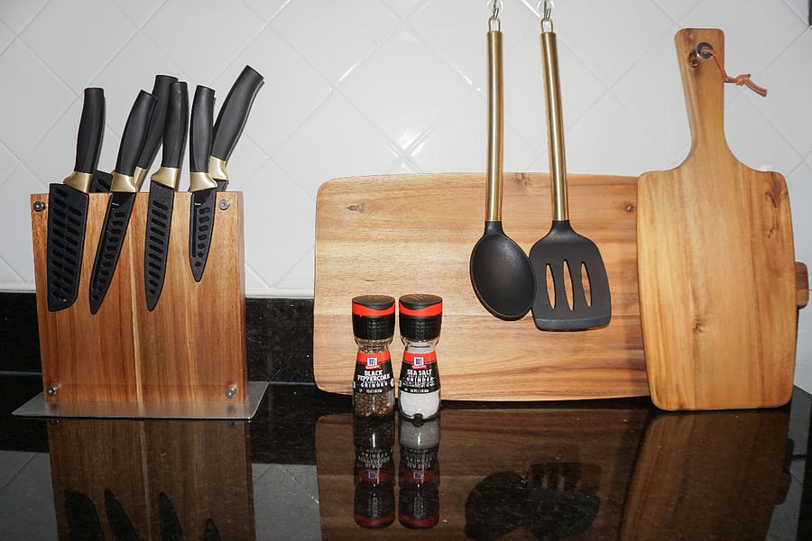 Cutting boards
Cooking Utensils
Knife set