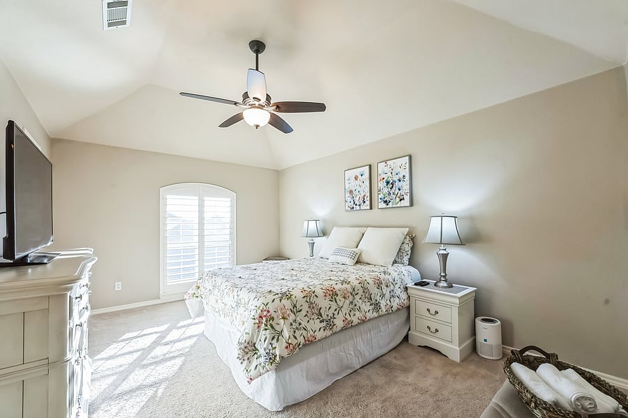 Queen guest room
