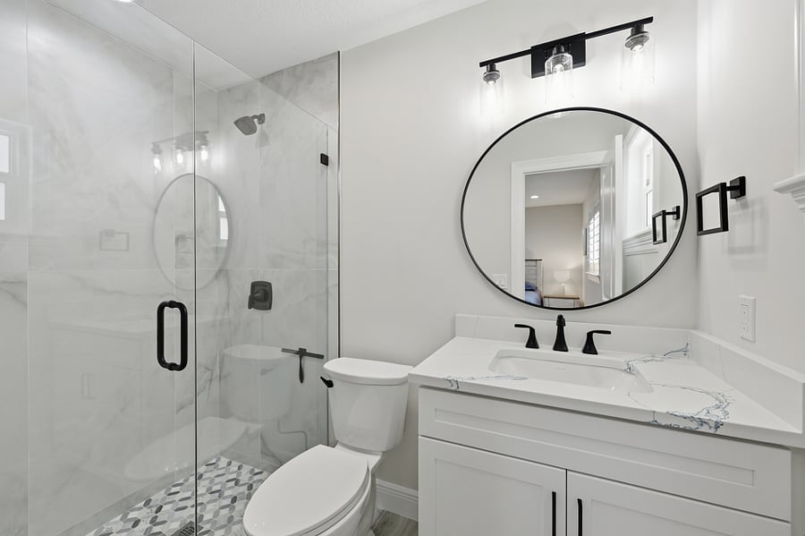 Second en suite bathroom locate inside second bedroom with king bed. 