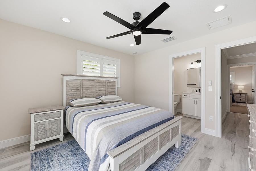 View of dual-entry bathroom with queen bed