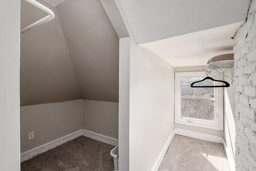 Bedroom 3, closet