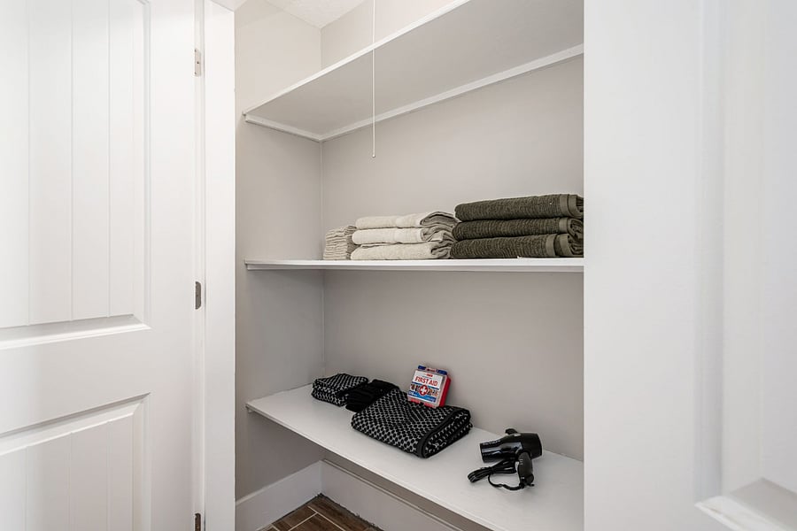 Full bathroom, linen closet