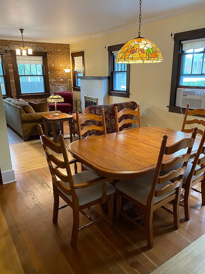 Dining area - Table for 6 with 2 leaf extensions to accommodate more