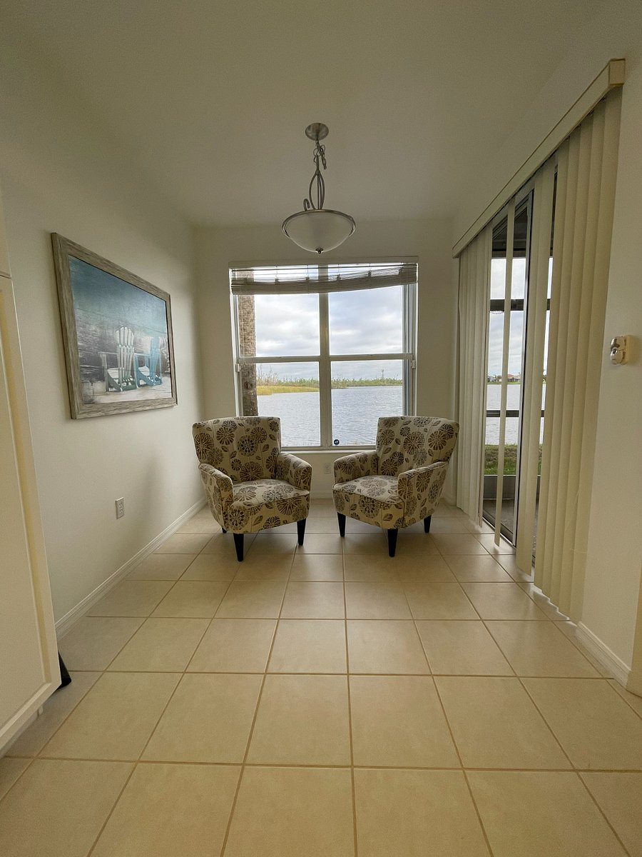 Informal dining......we use as a sitting area