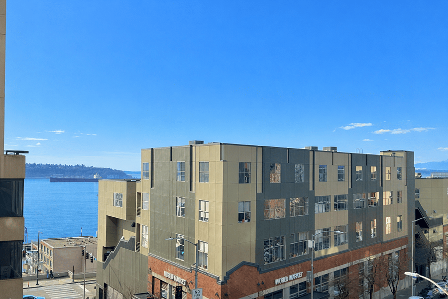 Water, mountain, and city views!