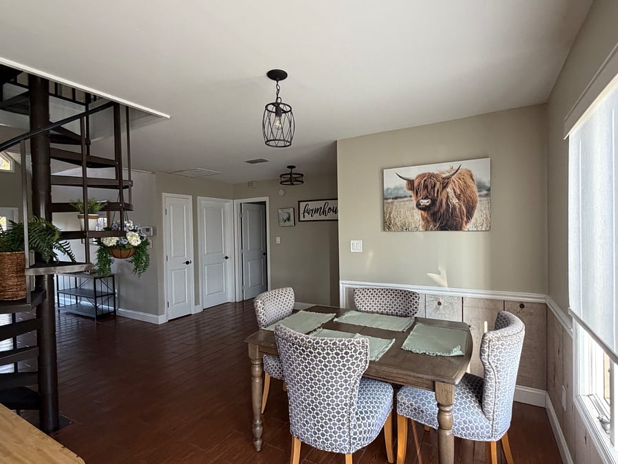 Kitchen - extendable table to seat 6.
