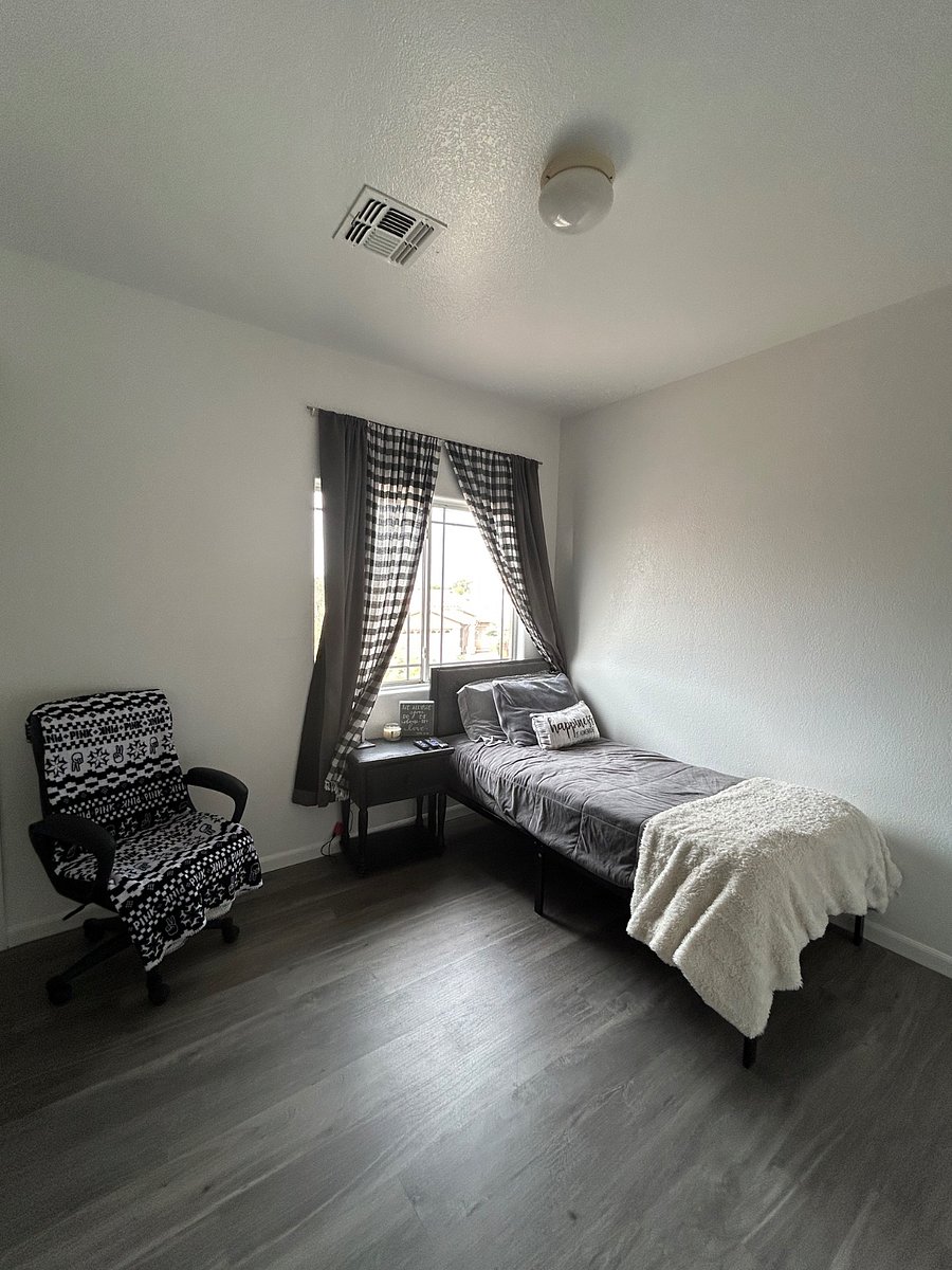 Bedroom 1: Twin bed