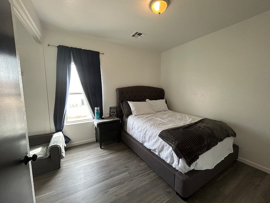 Bedroom 2: Queen bed