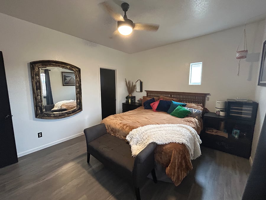 Master Bdr: Cali King Bed