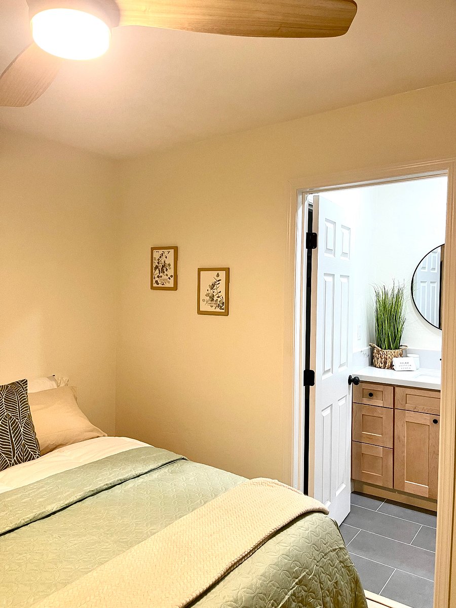 Green Haven Suite
Private remodeled bath with walk-in closet
Study area
Mini Fridge
Microwave
Smart TV