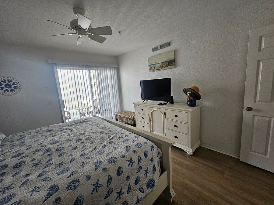 Primary bedroom with on-suite bath room & private lanai