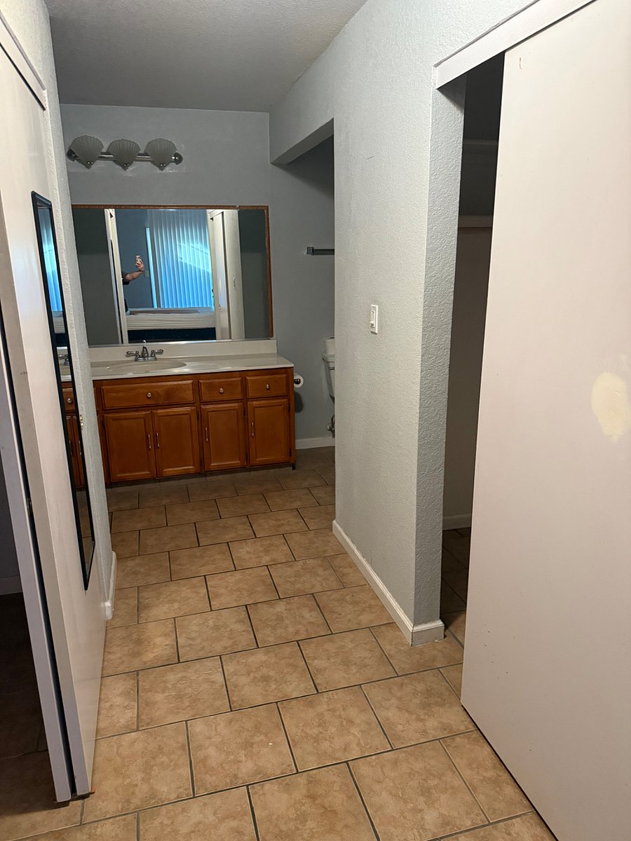 master hallway to bathroom