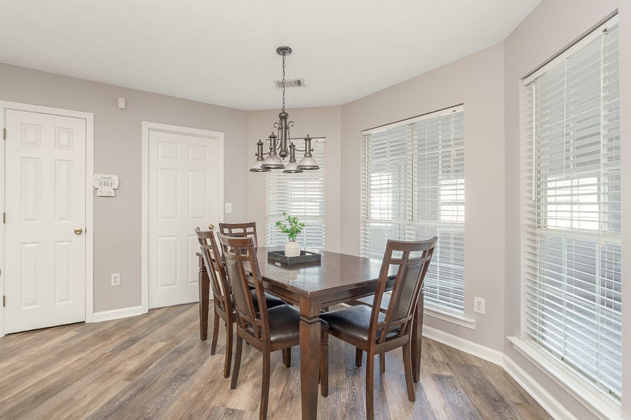 Dinning room table sits 6