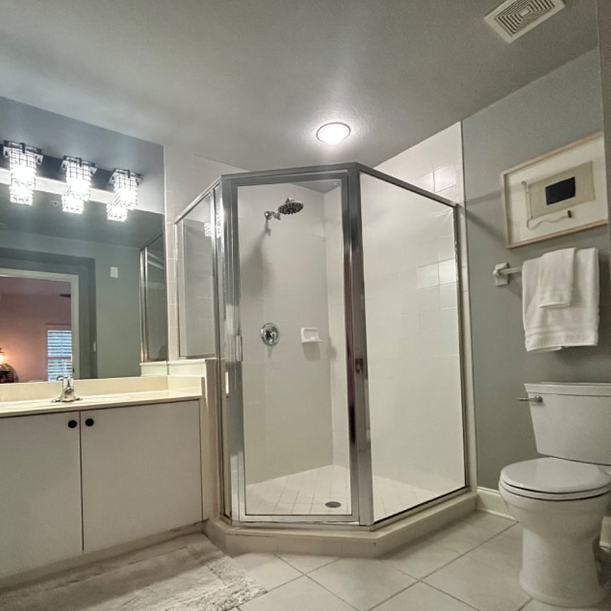 Comfortable guest en-suite bath offering privacy