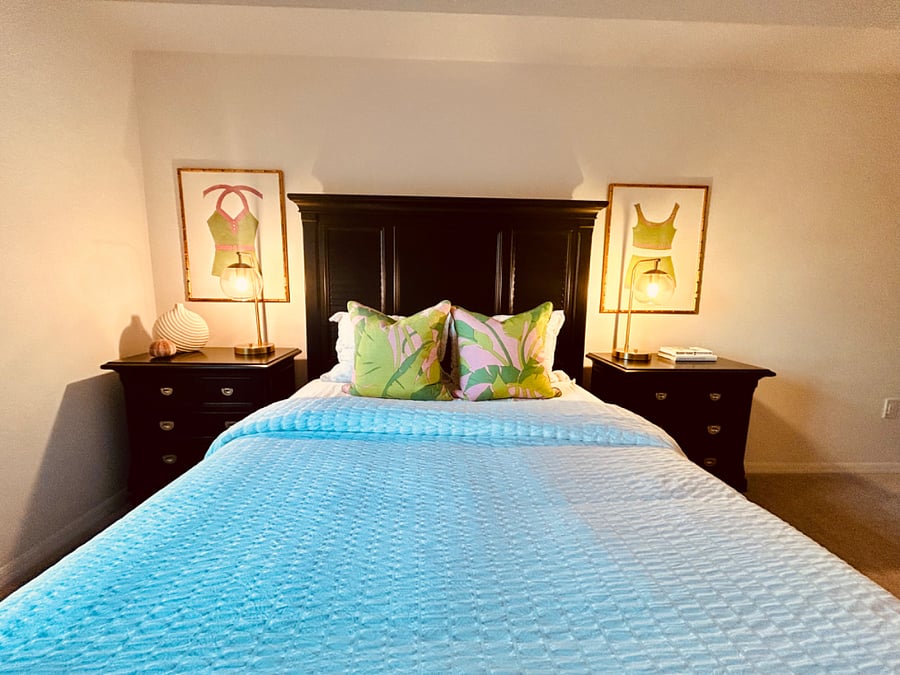 A true retreat for visitors, this guest master offers quiet seclusion