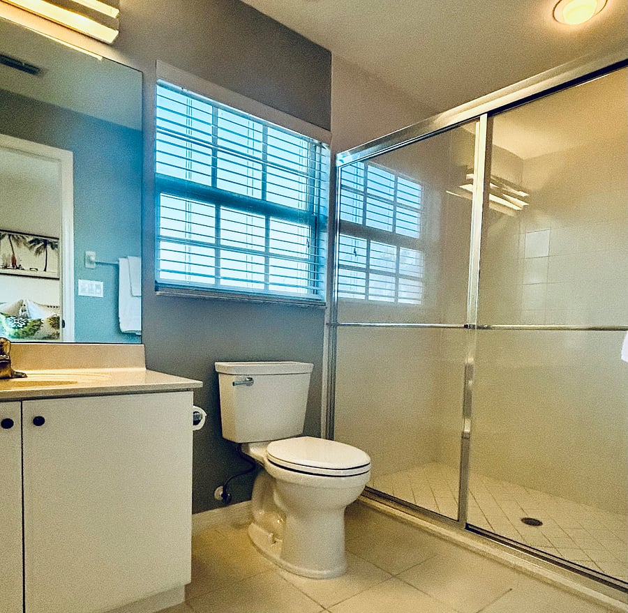 Well-appointed guest en-suite bathroom