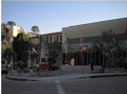 Beachwood Cafe and Beachwood Market 10 min walk.