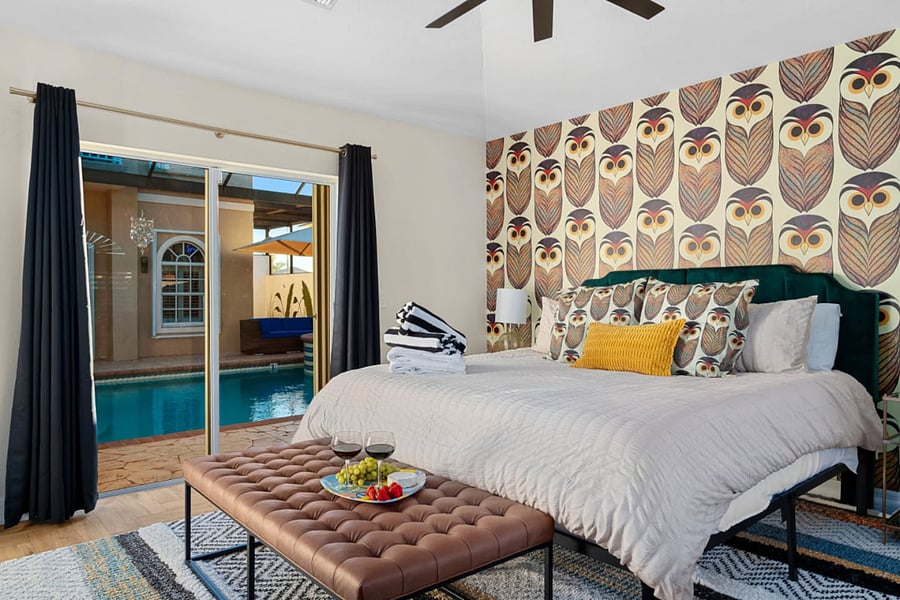 Owl Room, right off the courtyard! King Bed.