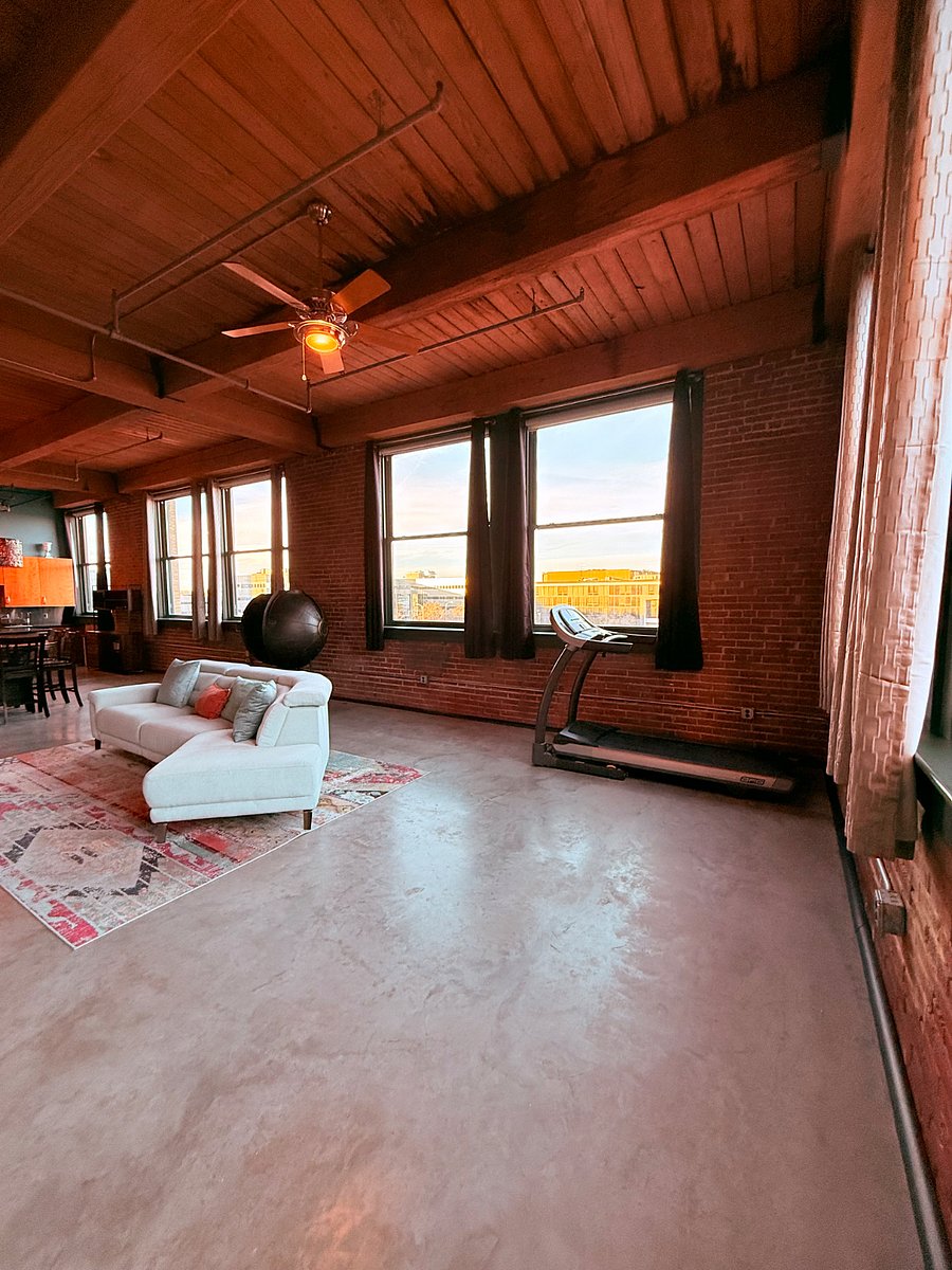 Living room area outside of primary bedroom