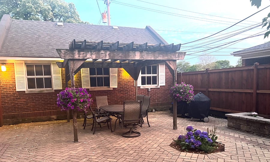 2 Grills (1 gas and 1 Weber) for dining alfresco.