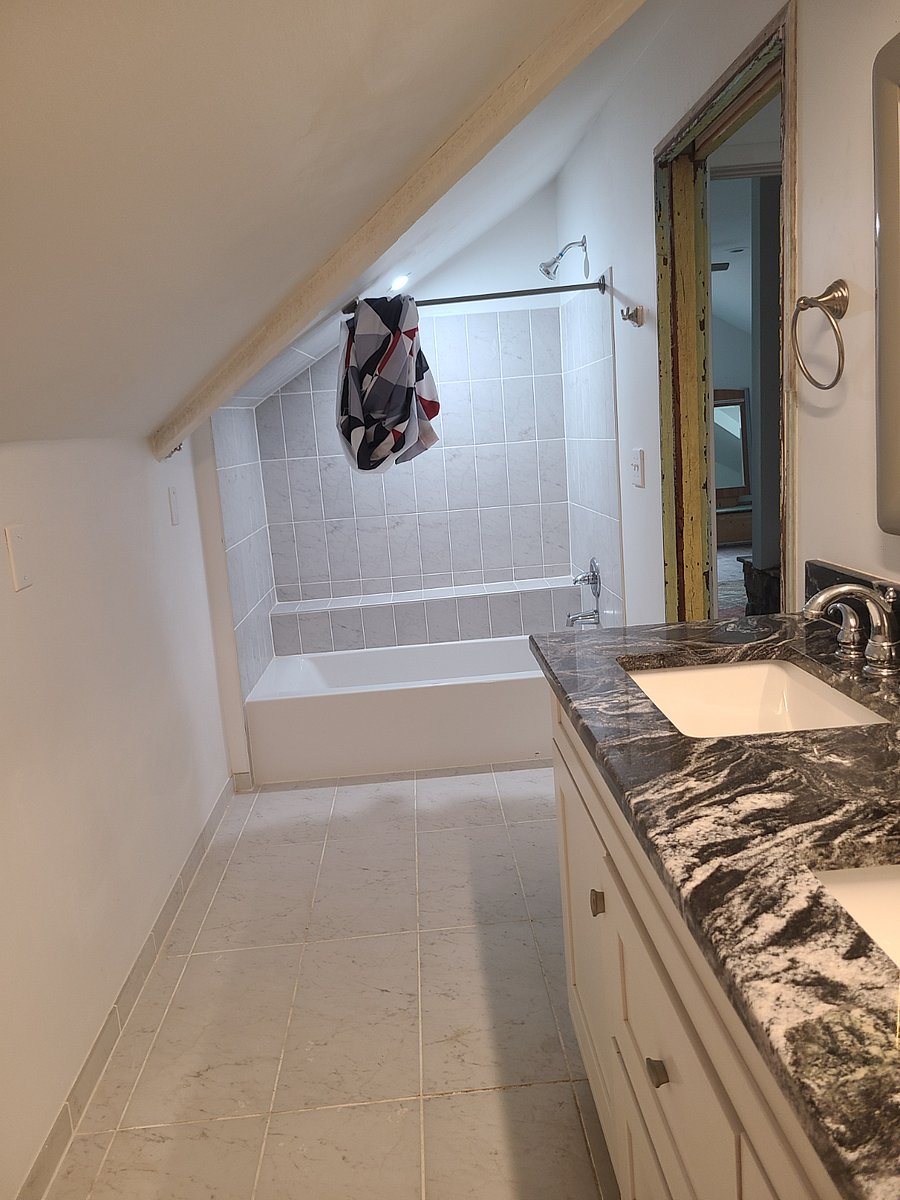 Loft
Room # 4 bathroom