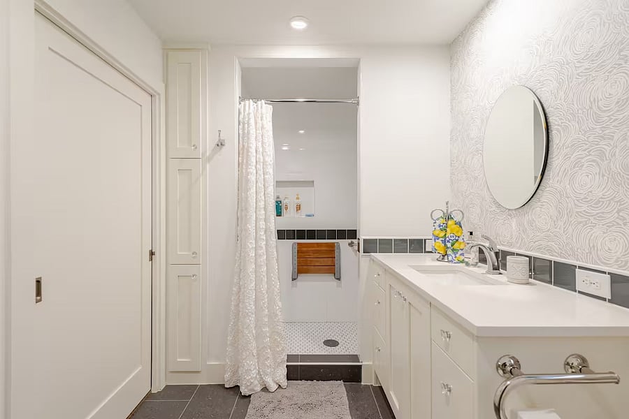 Second Master ensuite bathroom