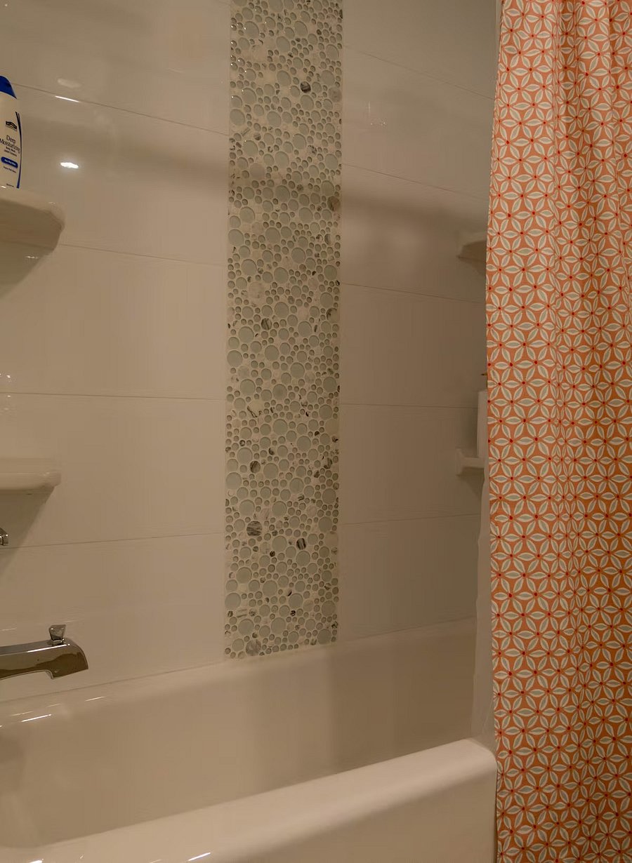 Hall Bathroom Tub/Shower