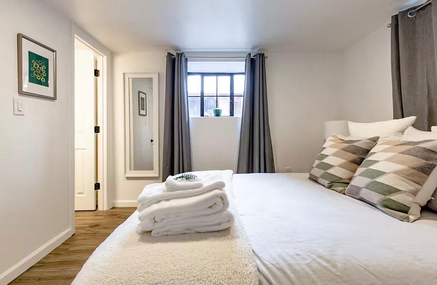 Bedroom: Queen bed