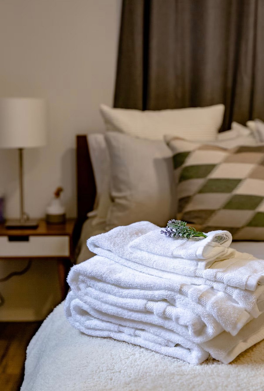 Bedroom: Queen bed
