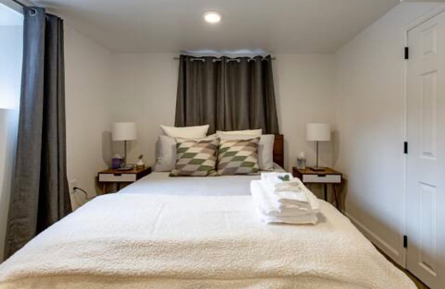 Bedroom: Queen bed