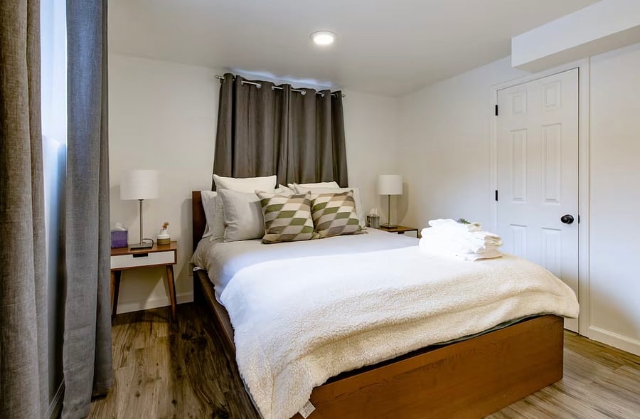 Bedroom: Queen bed