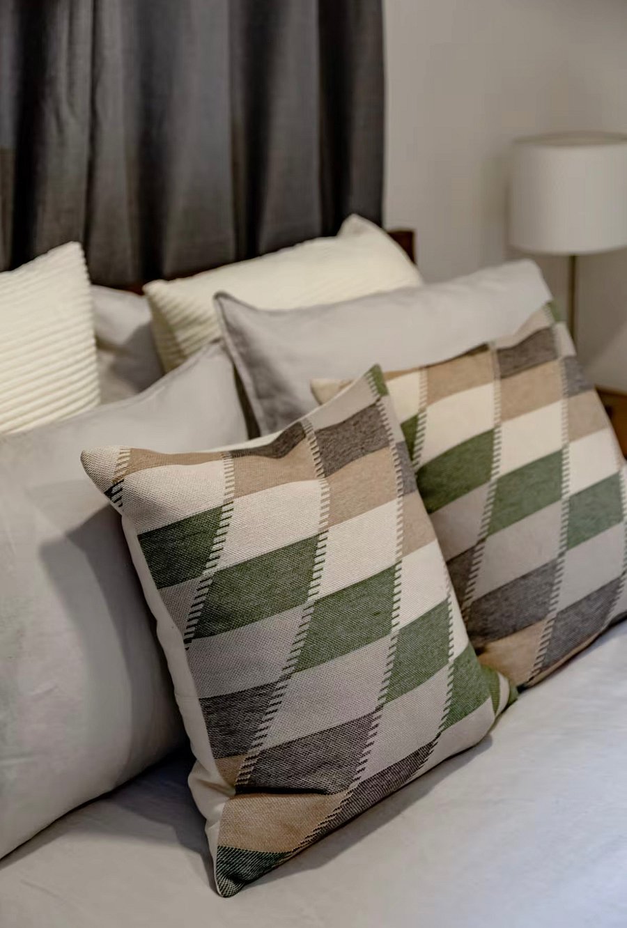 Bedroom: Queen bed